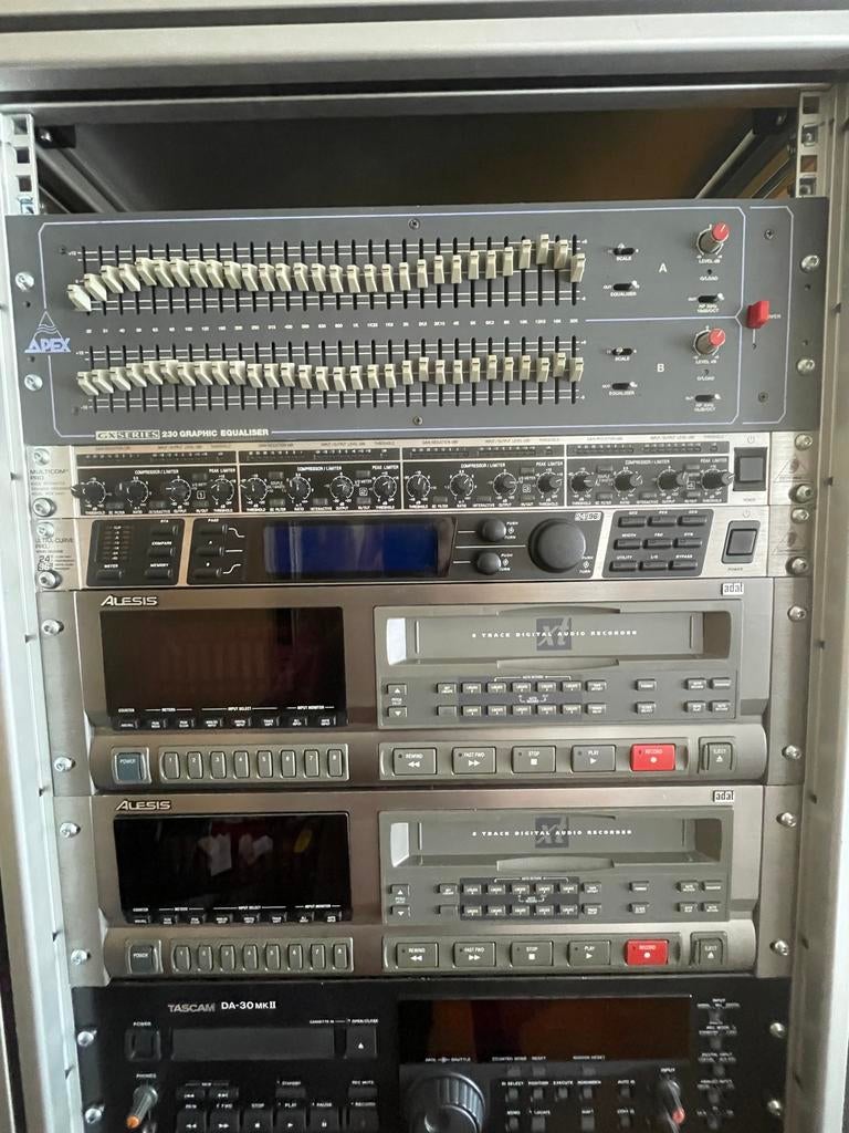 Rack a vendre complet ou séparer STUdio , ampli , equal .., Informatique & Logiciels, Serveurs, Enlèvement, Comme neuf