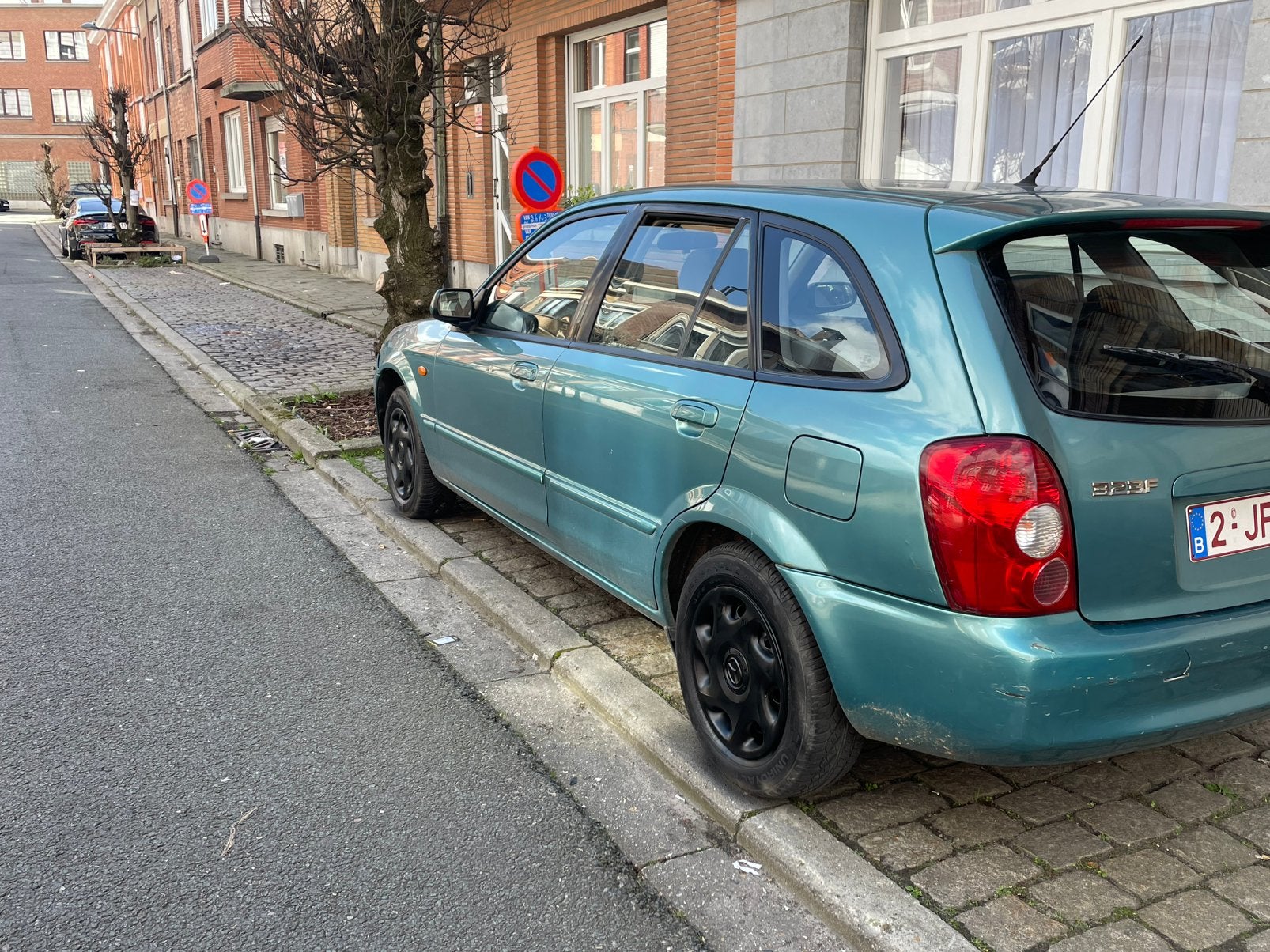Mazda 323f automatique 94.000 essence, Autos, Autres modèles, Achat, Carnet d'entretien, 5 portes