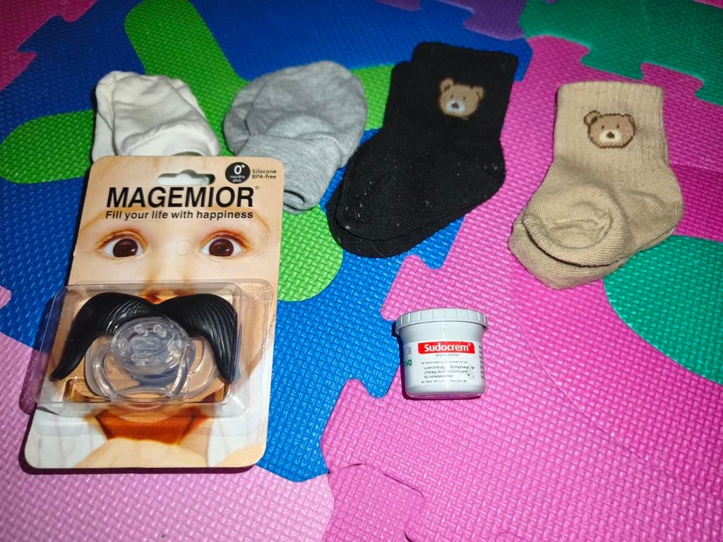 Ensemble : moustache, tétine (neuve), crème Sudocrème et 4 p, Enlèvement
