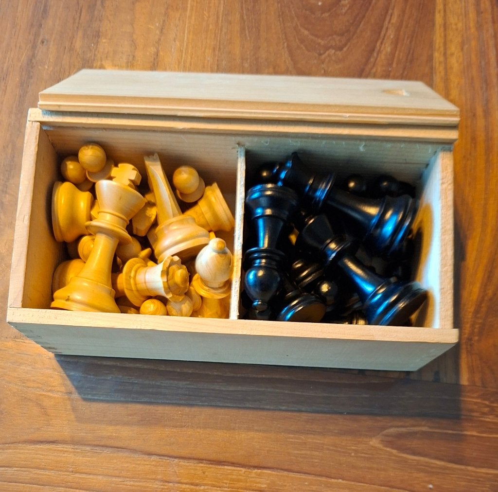 Schaakstukken uit hout in houten doos – compl. Staunton nr 3, Hobby en Vrije tijd, Gezelschapsspellen | Bordspellen, Een of twee spelers