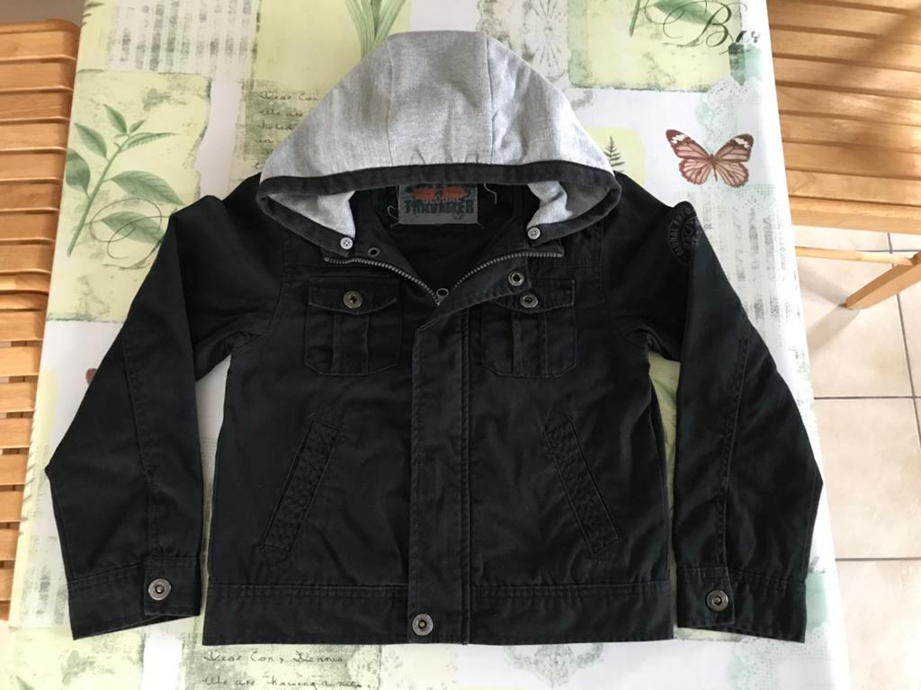 Zwarte jeansvest maat 134, Kinderen en Baby's, Kinderkleding | Maat 134, Ophalen of Verzenden, Zo goed als nieuw