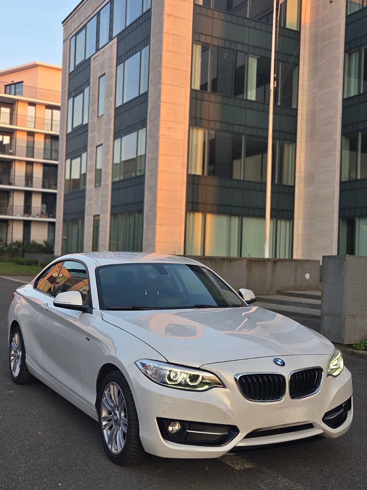 Bmw 218D diesel Euro6 Sport edition (Btw aftrekbaar), Auto's, BMW, Bi-Xenon koplampen, Dealer onderhouden, Wit, Leder