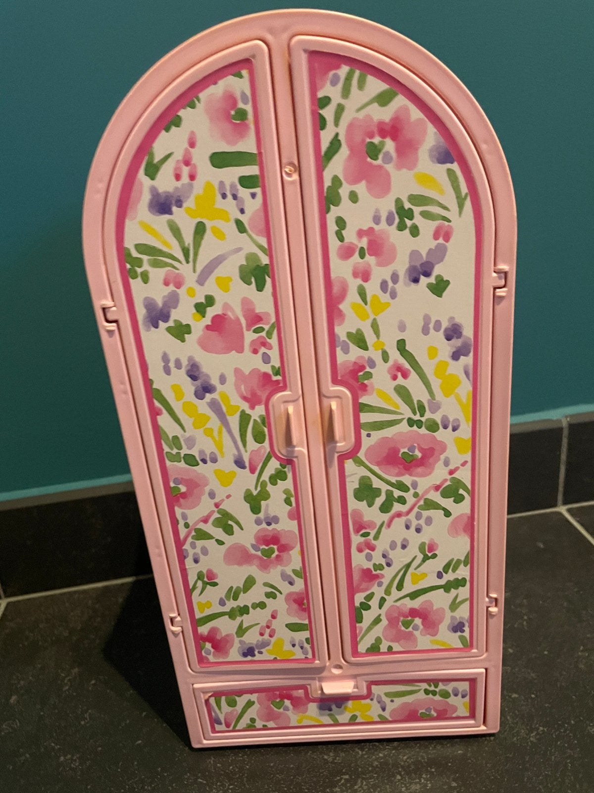 Vintage Barbie 2-in-1 TV Kast- kleerkast Met accessoires!, Enlèvement, Utilisé, Barbie