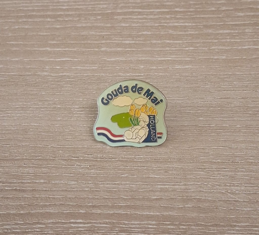 PIN - GOUDA - HOLLAND - KAAS - FROMAGE - CHEESE, Verzamelen, Speldjes, Pins en Buttons, Verzenden, Gebruikt, Merk, Speldje of Pin