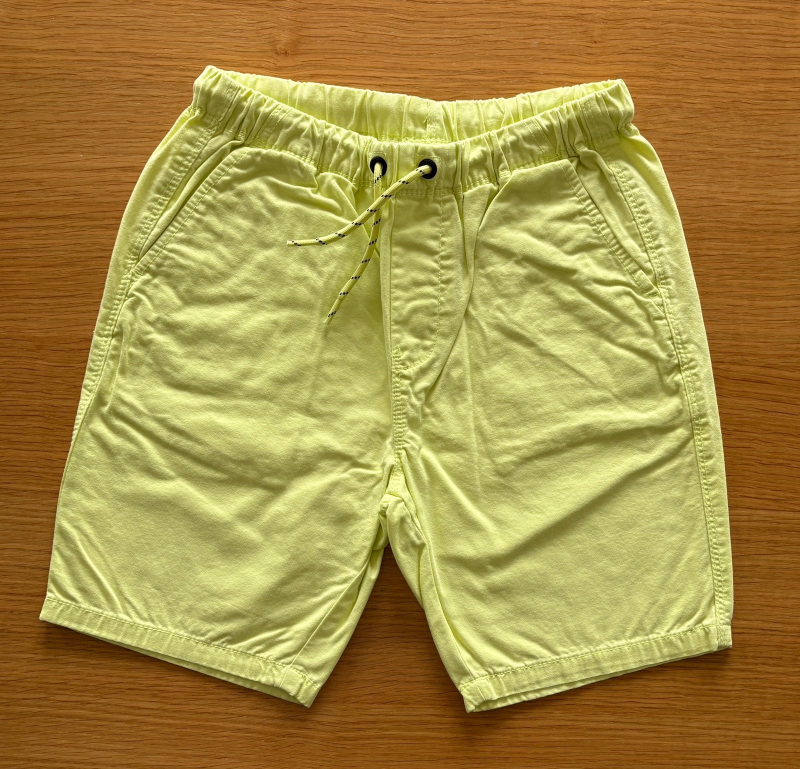 Short / Bermuda jaune NEXT - 9 ans - 5€, Enfants & Bébés, Enlèvement ou Envoi, Comme neuf, Garçon
