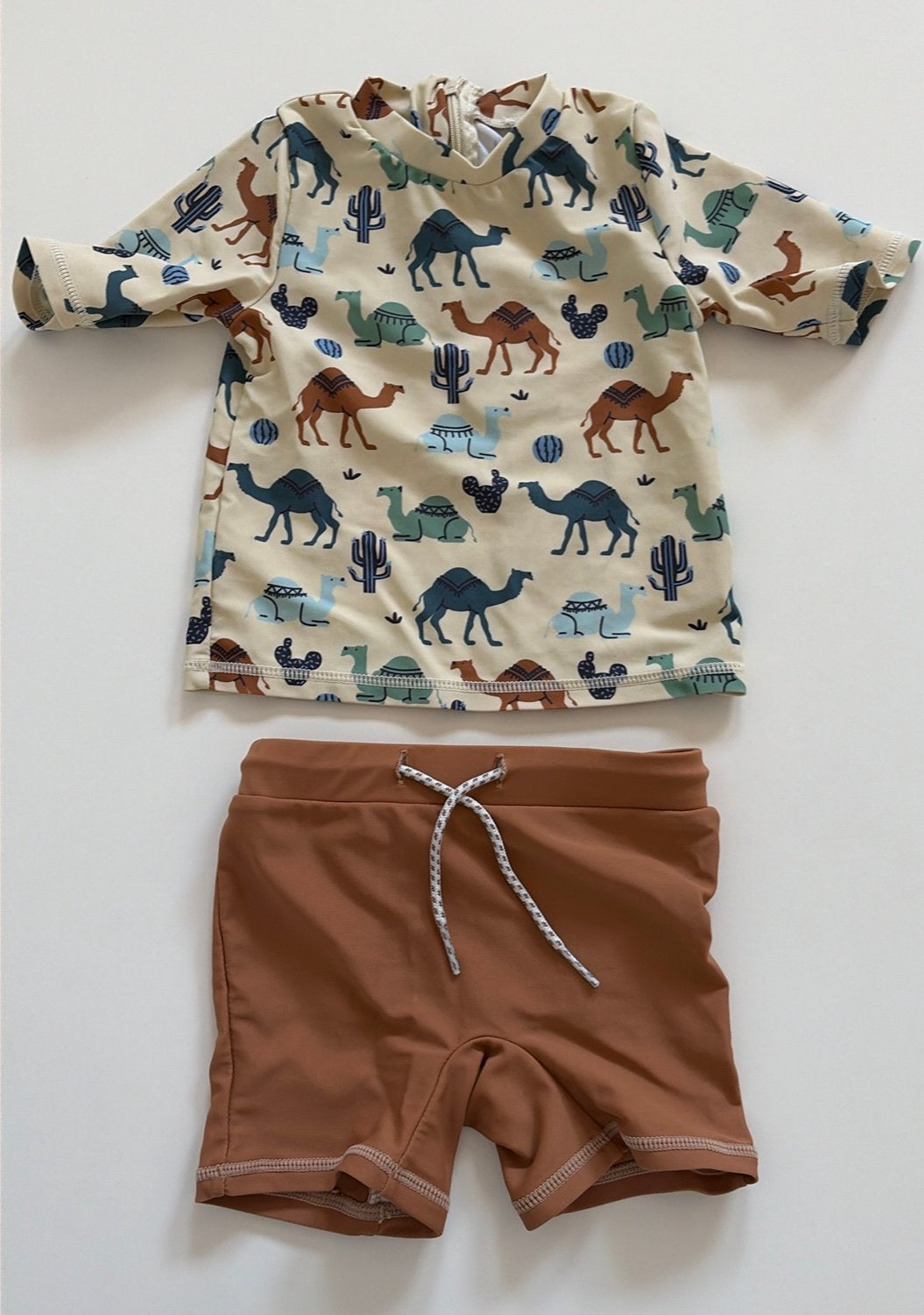 tweedelige UV-zwemsetje met kamelenopdruk jbc, Kinderen en Baby's, Babykleding | Baby-zwemkleding, Ophalen of Verzenden, Gebruikt