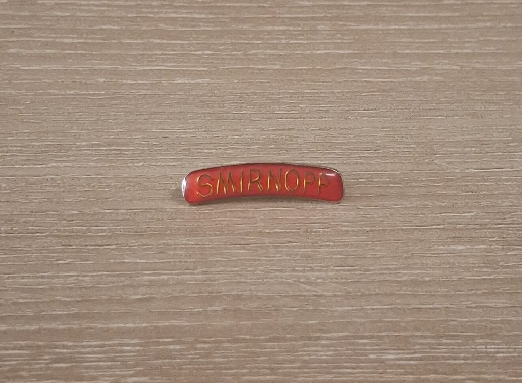 PIN - SMIRNOFF - VODKA, Collections, Envoi, Utilisé, Marque, Insigne ou Pin's