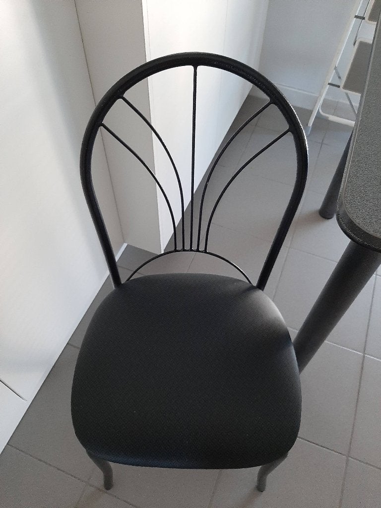 Donkergrijze keukentafel met 4 stoelen, Huis en Inrichting, Ophalen, Zo goed als nieuw