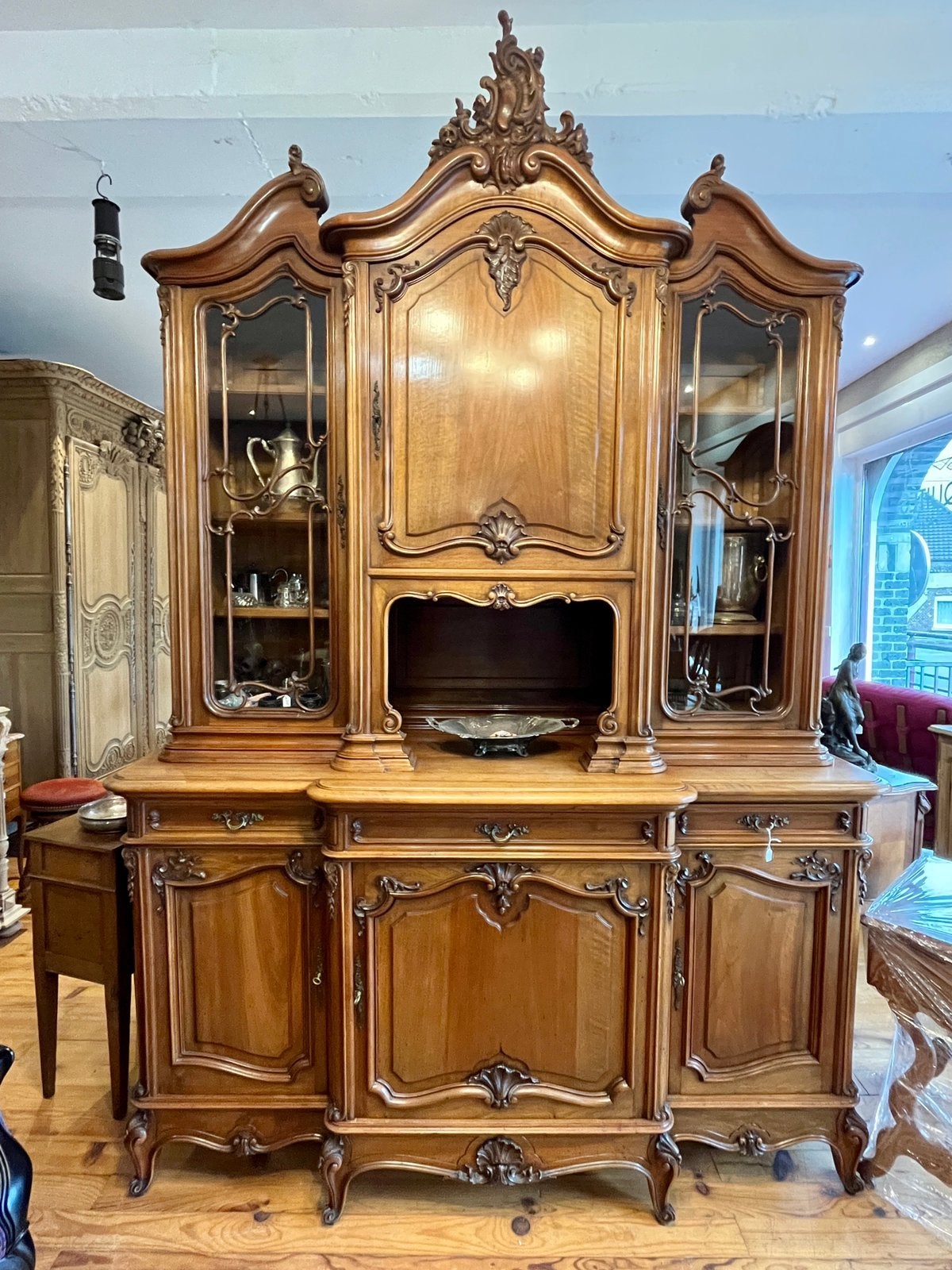 Buffet Noyer style Louis XV, Antiquités & Art, Enlèvement ou Envoi