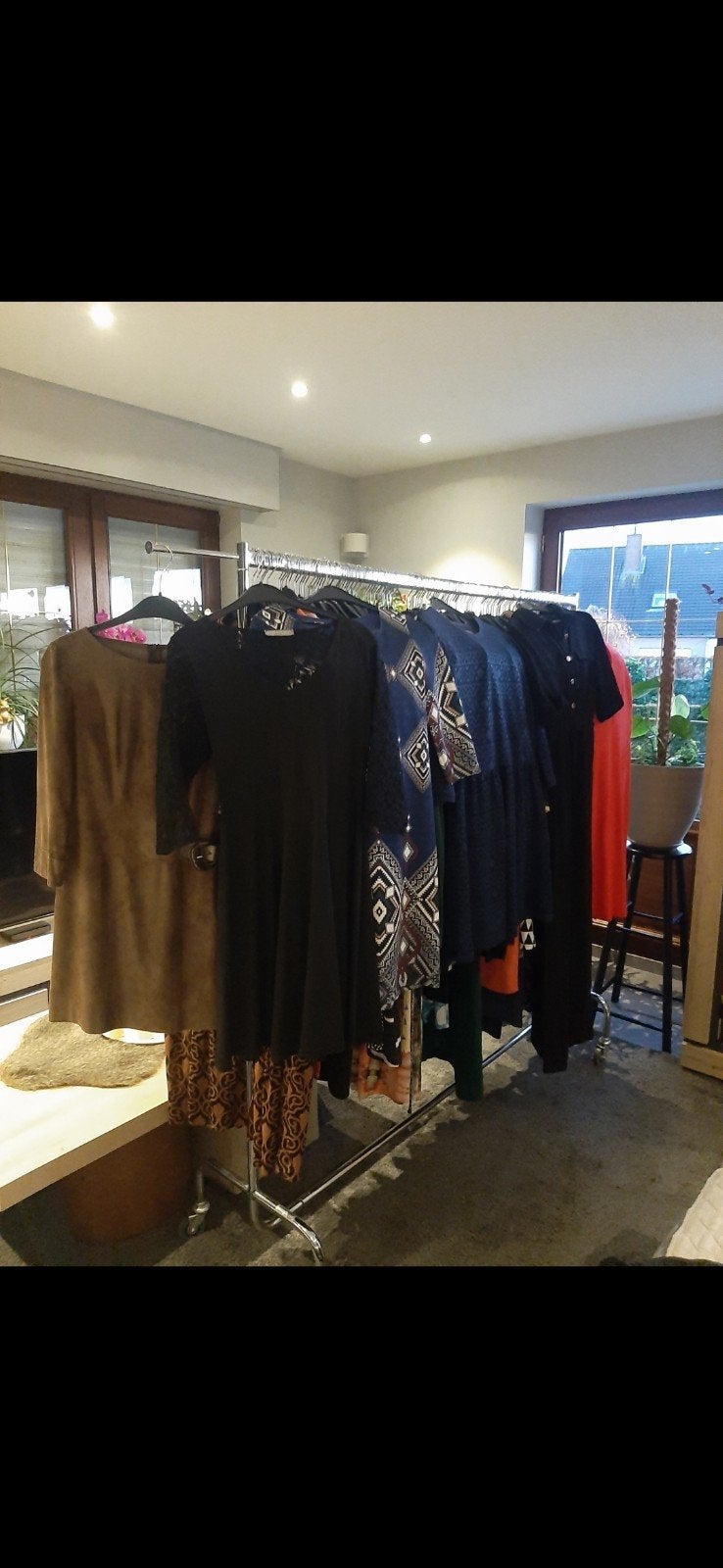 250 robes de toutes tailles. 6€/pièce ou 195€ pour 50 pièces, Vêtements | Femmes, Enlèvement ou Envoi, Comme neuf