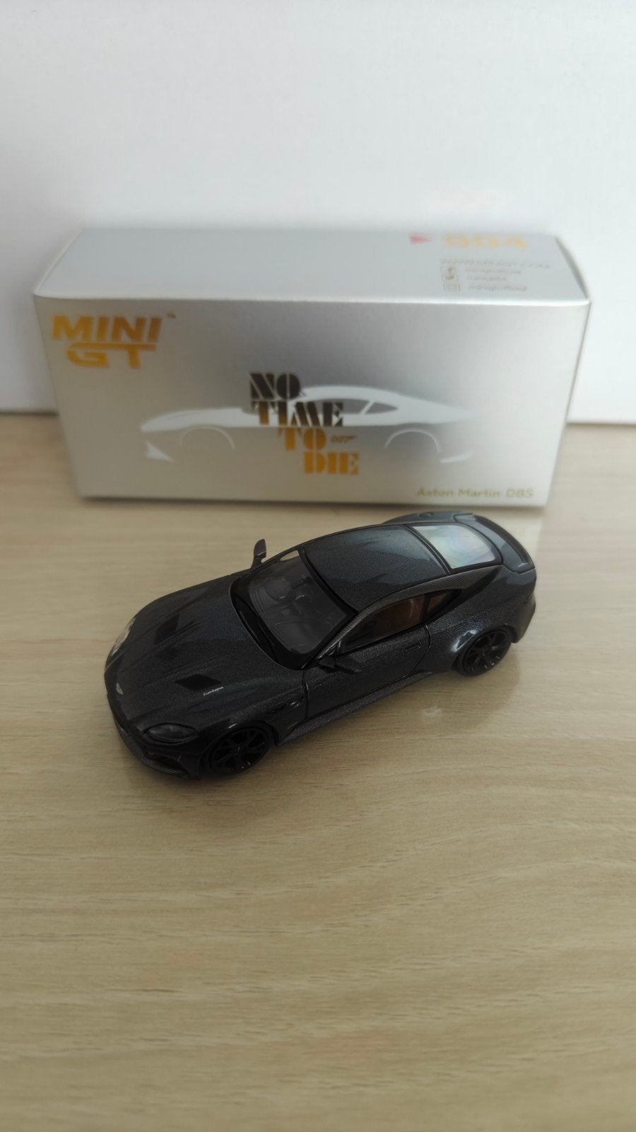 Mini GT James Bond Aston Martin DBS, Hobby & Loisirs créatifs, Enlèvement ou Envoi, Comme neuf, Voiture
