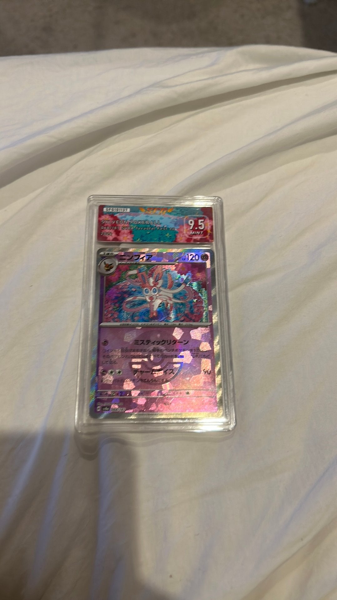 Mooie sylveon Pokeball, Hobby en Vrije tijd, Verzamelkaartspellen | Pokémon, Ophalen of Verzenden, Zo goed als nieuw