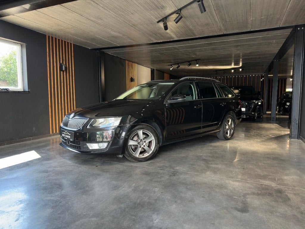 Skoda Octavia 1.6 TDi DSG | Sensor | ACC | BT | ..., Auto's, Skoda, Stof, 4 cilinders, Zwart, Bedrijf