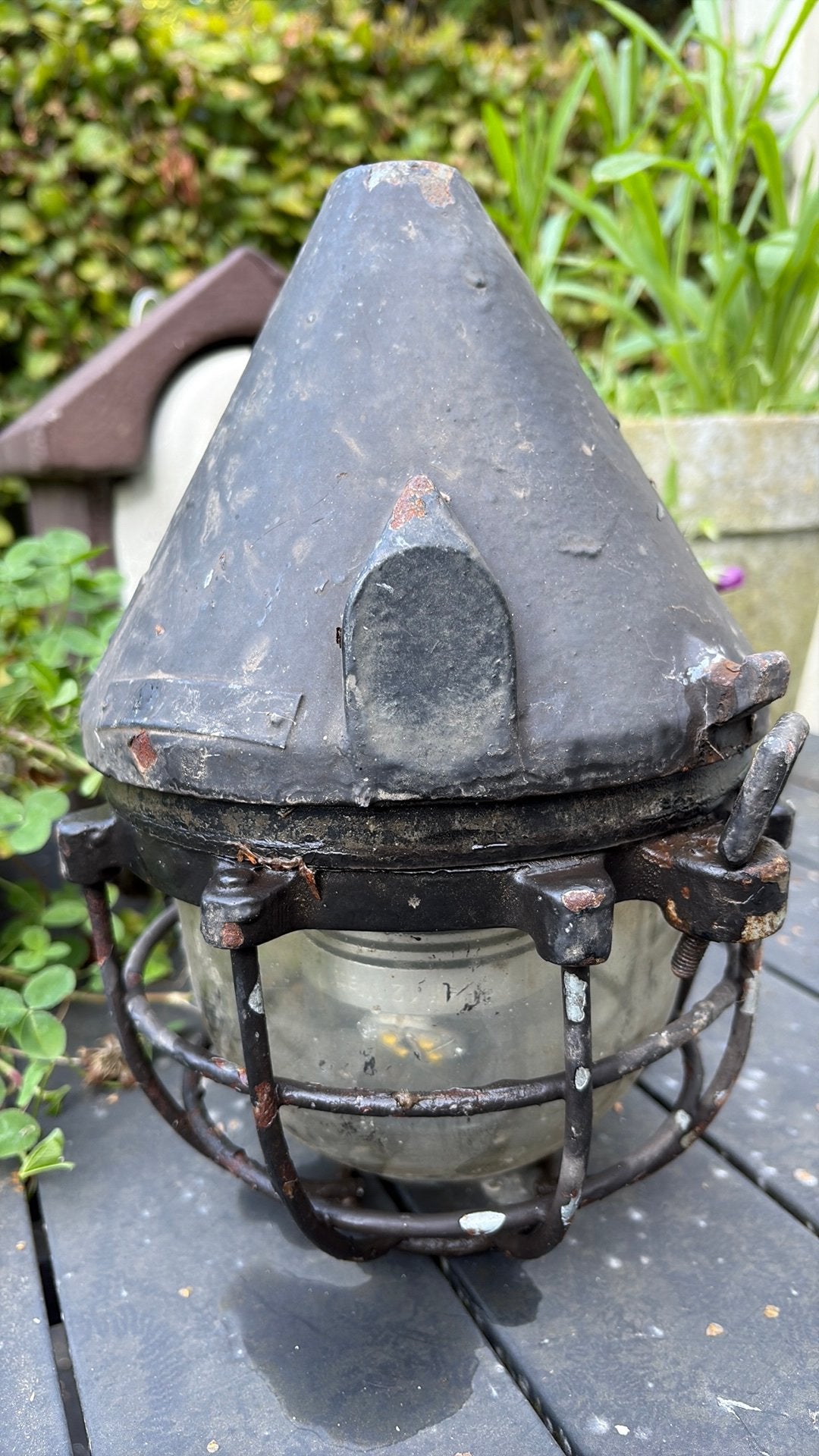 vintage lamp met een robuuste, industriële uitstraling., Ophalen