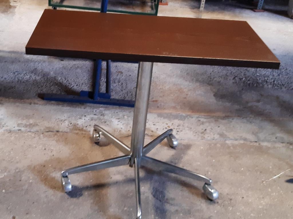 tafel kan draaien , staat op wieltjes, Ophalen