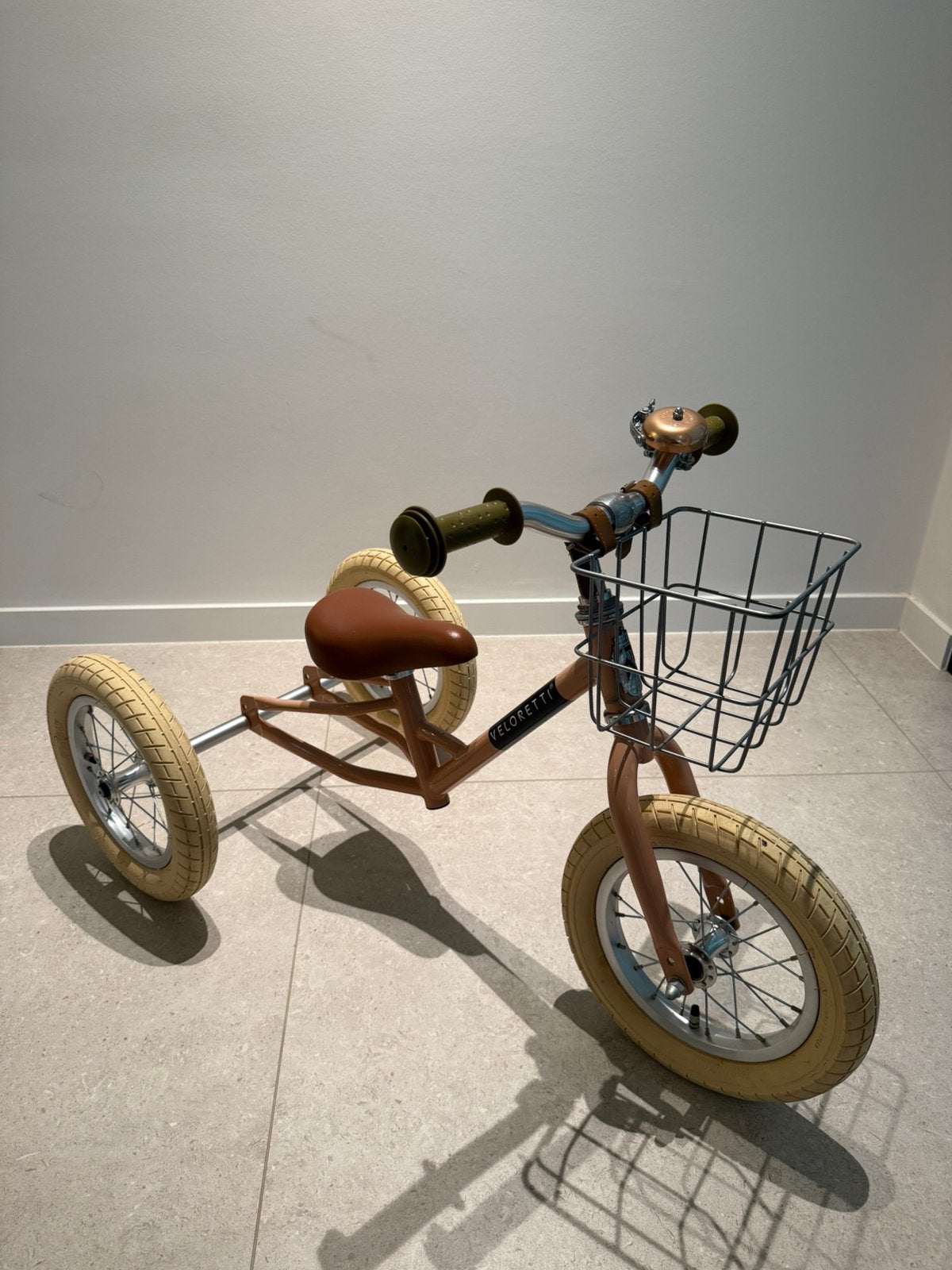 Veloretti Tricycle «blazing salmon» met draadmand en bel, Ophalen, Zo goed als nieuw