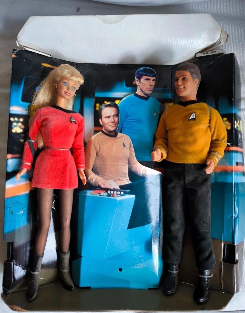 Figurines Star Trek Barbie et Ken. Ces deux figurines sont t