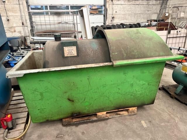 Mazout tank met lekbak ca 2000 L, Enlèvement, Excavatrice