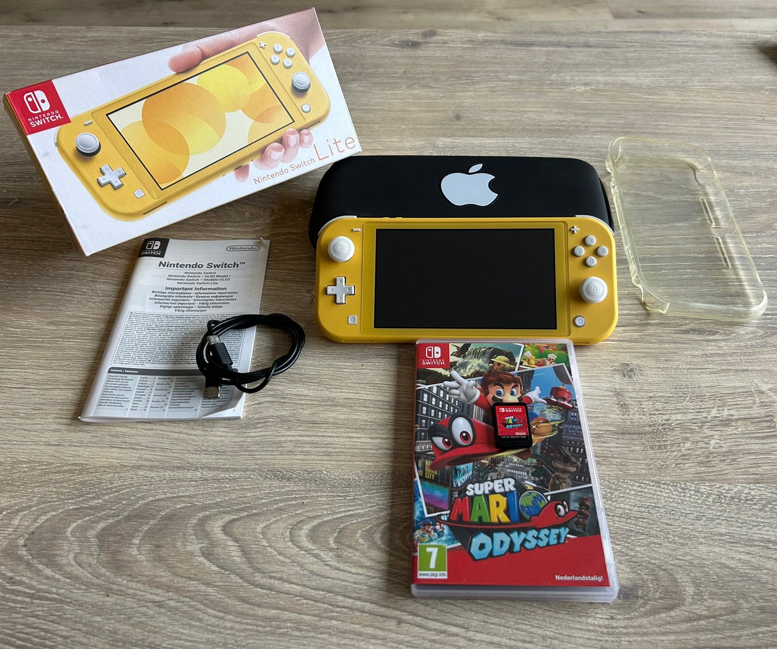 Nintendo Switch Lite + Super Mario Odyssey + accessoires, Ophalen of Verzenden, Geel, Zo goed als nieuw
