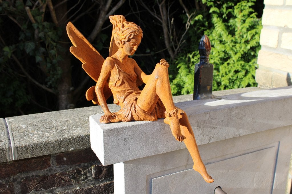 Roestig gietijzeren beeld van een zittende elf., Tuin en Terras, Tuinwanddecoratie, Nieuw, Ophalen
