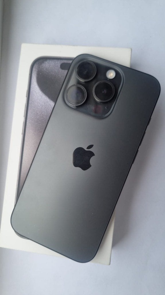 iPhone 15 pro 128gb zwart/titan, Télécoms, Téléphonie mobile | Apple iPhone, 128 GB, Enlèvement ou Envoi, Comme neuf, 87 %