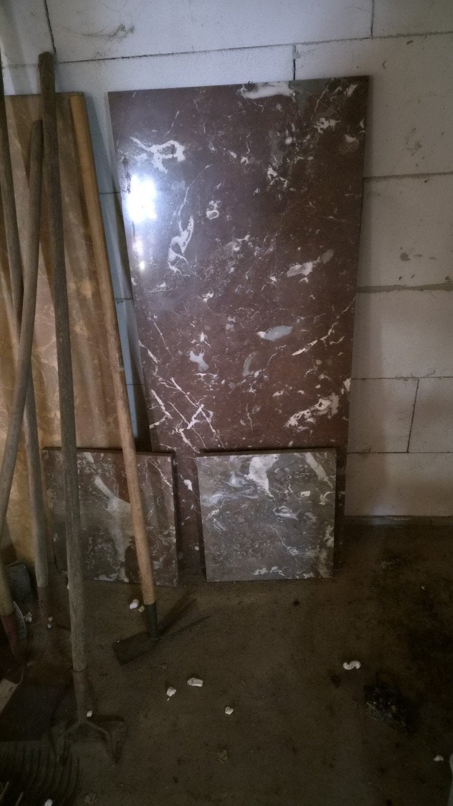 plaques de marbre provenant d'une commode et de table de nui, Enlèvement