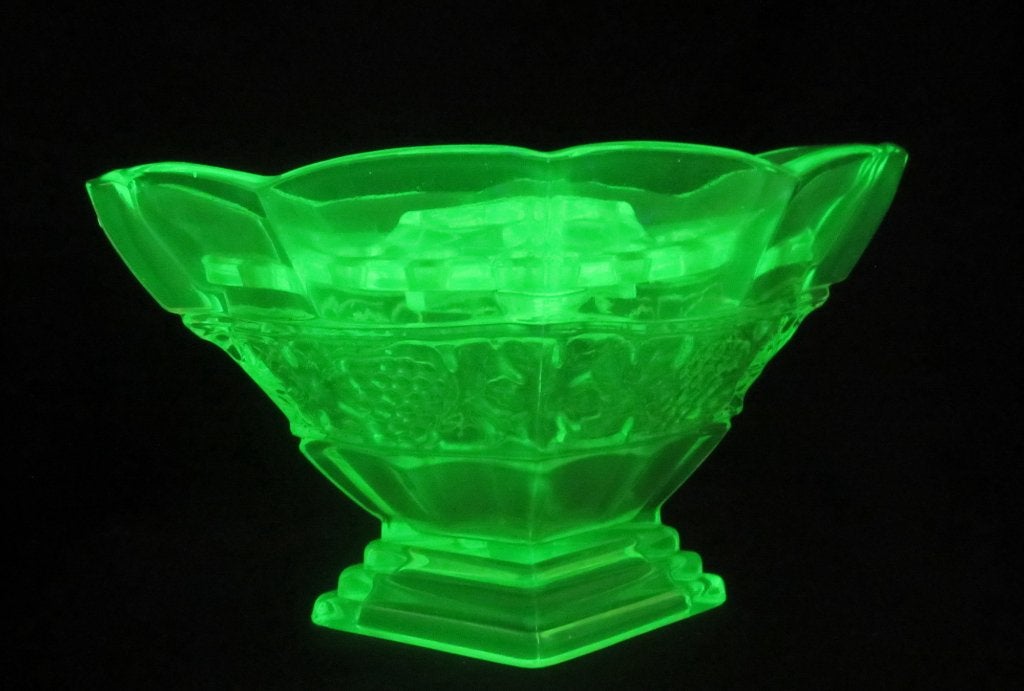 Art deco 'Victoria' vaas, uranium, vaseline glas Bernsdorf, Antiek en Kunst, Ophalen of Verzenden