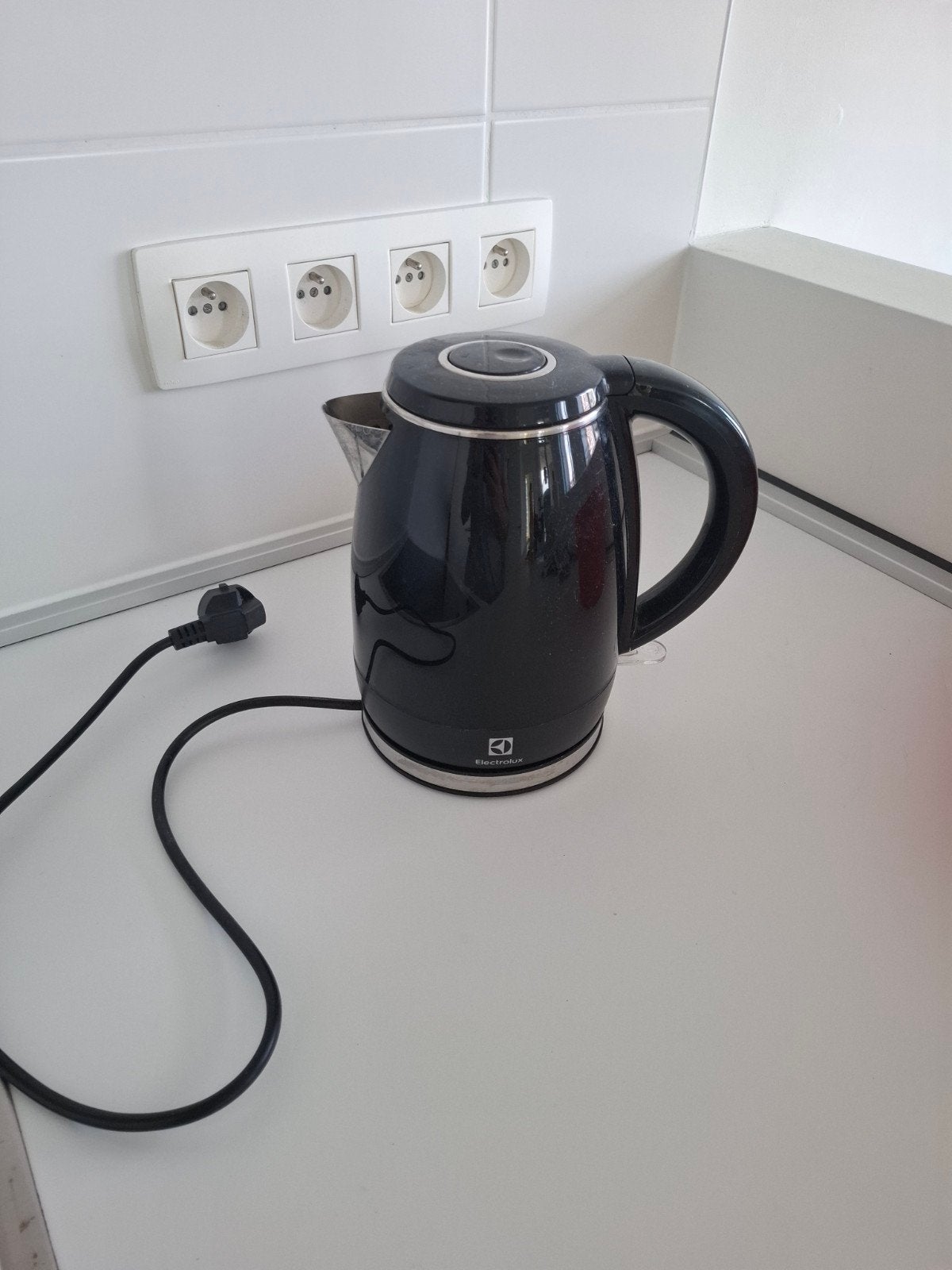 Zwarte, compacte waterkoker, 1 tot 2 liter, Ophalen, Gebruikt