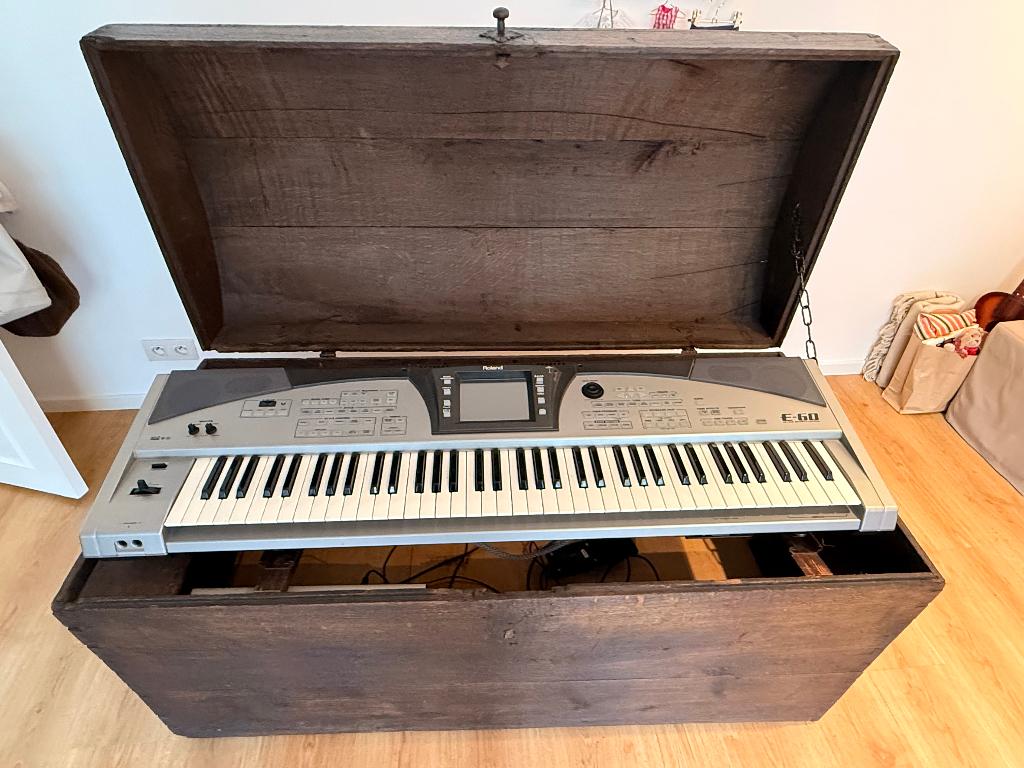Houten kist voor piano of keyboard, Muziek en Instrumenten, Keyboards, Ophalen, Zo goed als nieuw, Roland