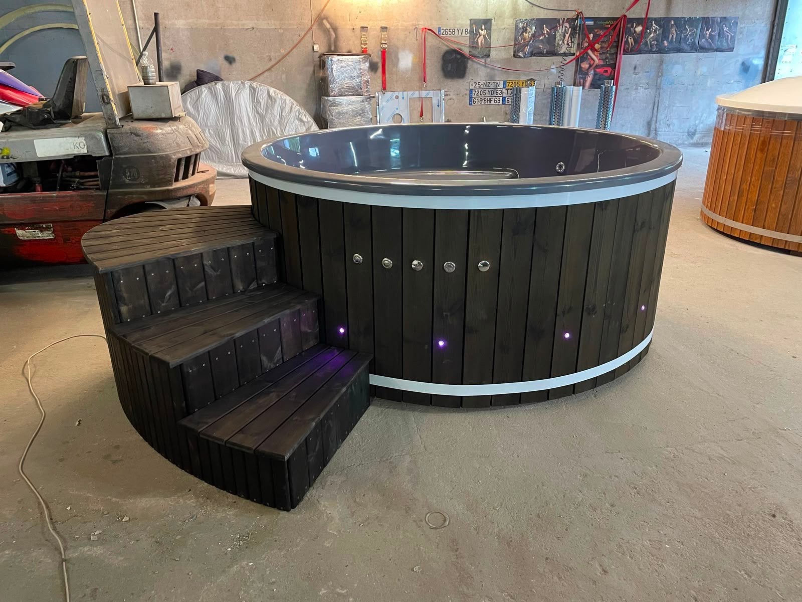 Hottub – Jacuzzi Spa Bad met Hydromassage, LED & Houtkachel, Tuin en Terras, Ophalen, Nieuw, Trap