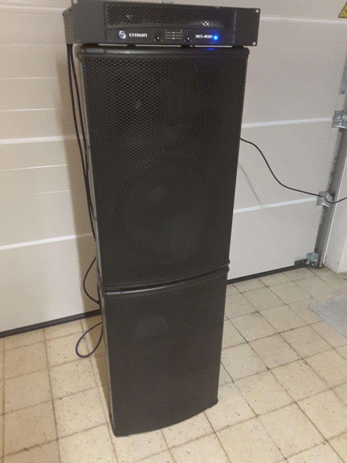 2 Behringer B1520 pro boxen met bijhorende Crown XLS 402, Audio, Tv en Foto, Ophalen, Zo goed als nieuw