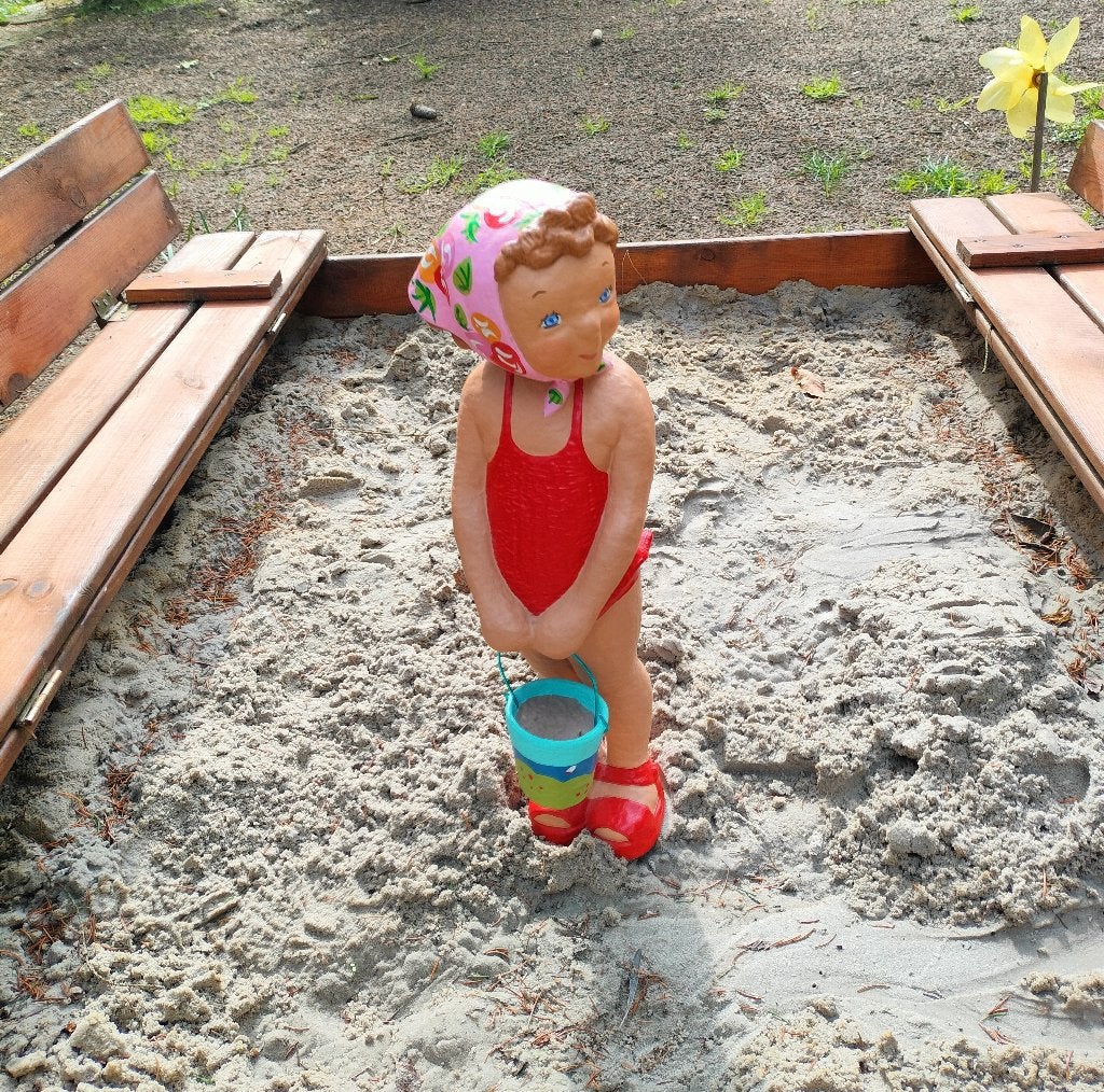 Strandmeisje met emmertje in papier-maché., Antiek en Kunst, Curiosa en Brocante, Ophalen of Verzenden