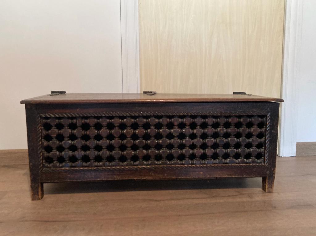 Antieke Marokkaanse houten kist met houtsnijwerk (98cm), Huis en Inrichting, Ophalen, Minder dan 50 cm, Gebruikt, 50 tot 100 cm