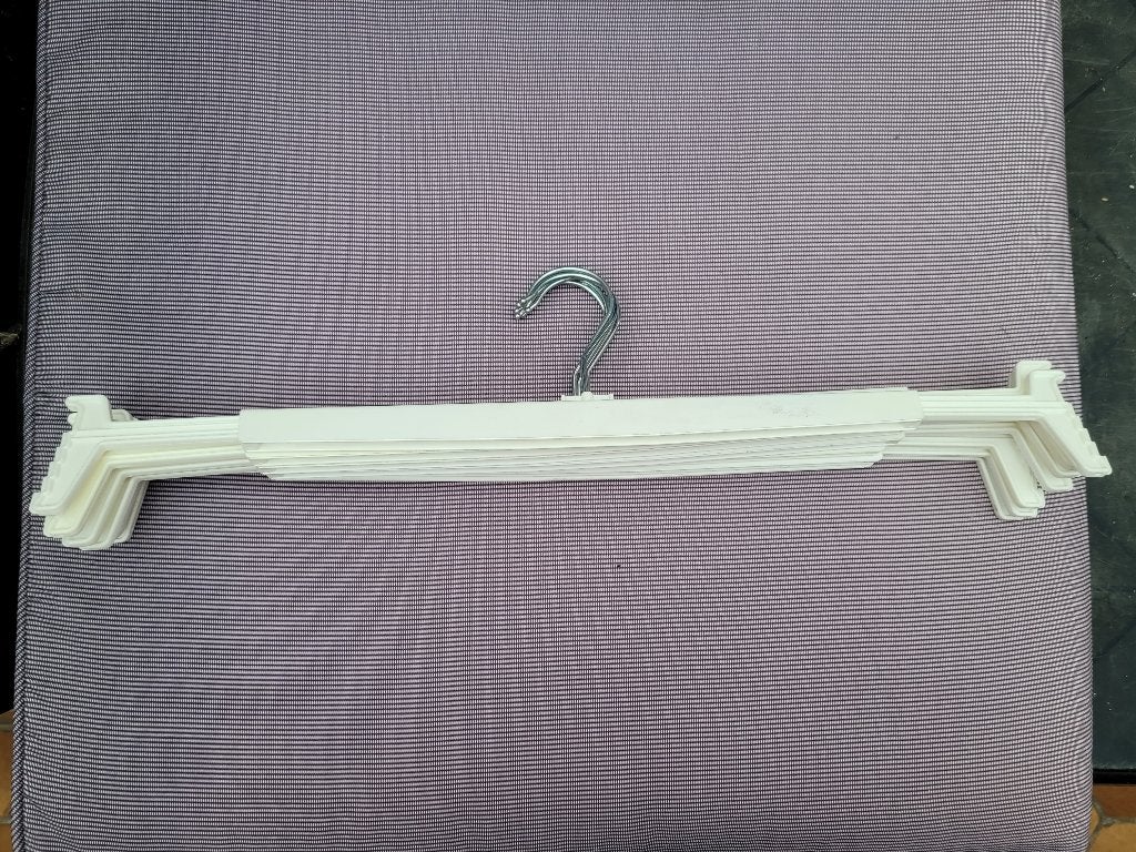 8 Kleerhangers broek wit met veer, Enlèvement, Utilisé, Plastique, Adultes