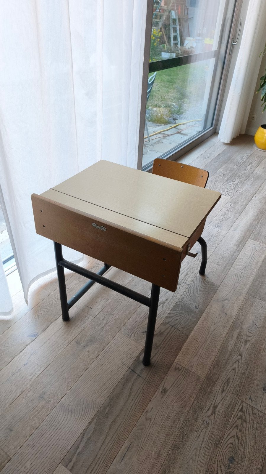 Bureau d'école rétro, Enlèvement