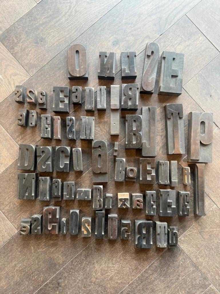 60 oude houten drukletters en cijfers, Antiek en Kunst, Ophalen of Verzenden