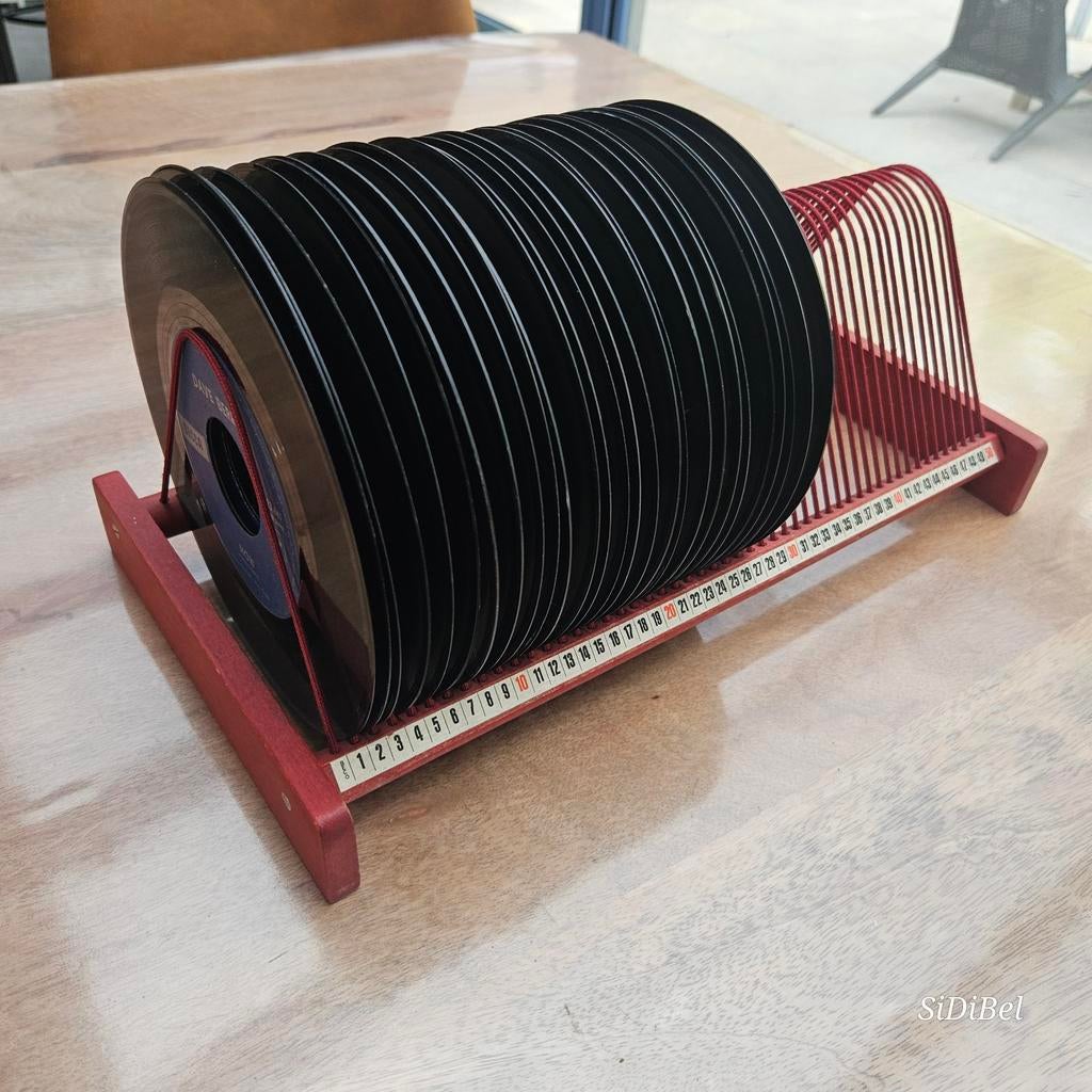 Vintage vinyl platenhouder voor singles. Met 27 singles, Ophalen