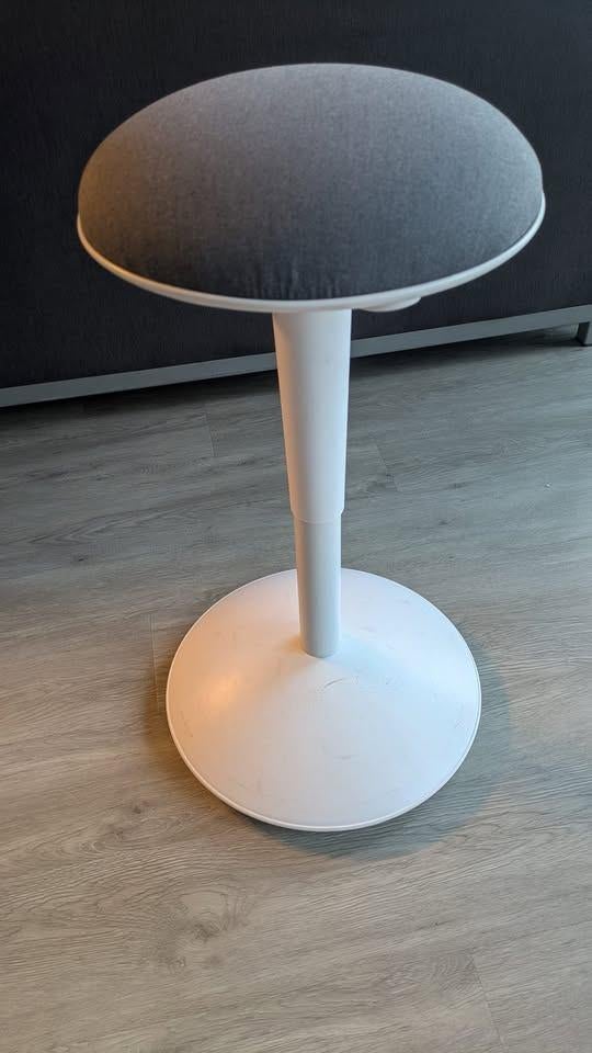 IKEA NILSERIK zit-/stasteun – wit/grijs, Huis en Inrichting, Ophalen, In hoogte verstelbaar, Gebruikt, Kunststof