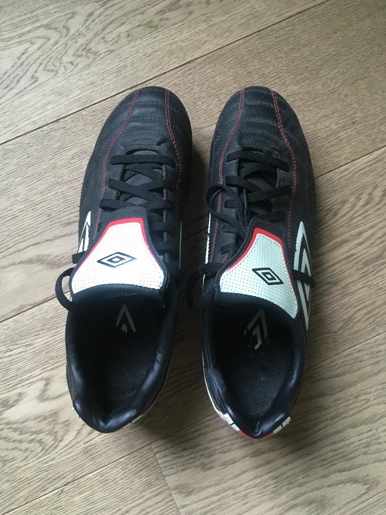 Umbro Voetbalschoenen, Sport en Fitness, Voetbal, Ophalen, Zo goed als nieuw, Schoenen