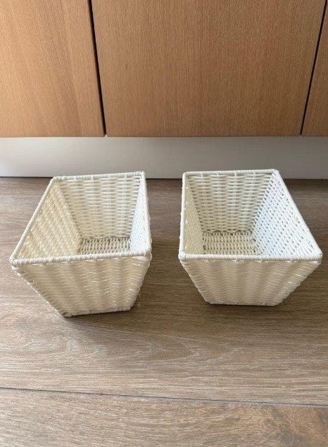 2 witte mandjes H12xB24xD15,5cm, Kunststof, Gebruikt, Gevlochten, Mand
