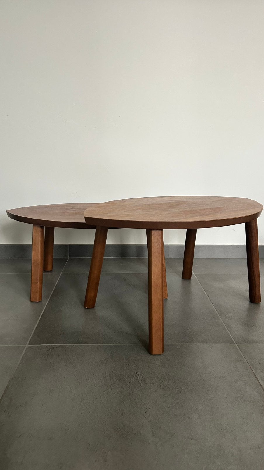 Lot de deux tables gigognes en noyer, Enlèvement, Utilisé