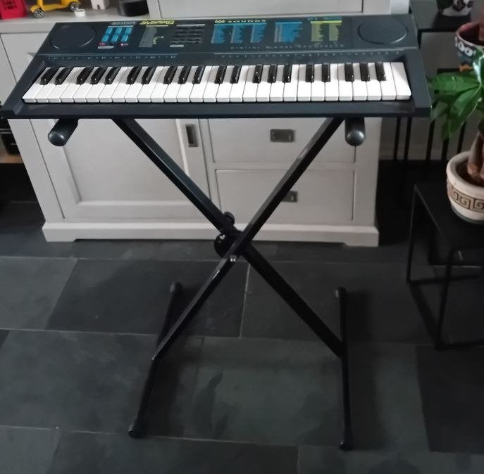 Keyboard / Piano, Muziek en Instrumenten, Ophalen, Zo goed als nieuw, 61 toetsen, Met standaard