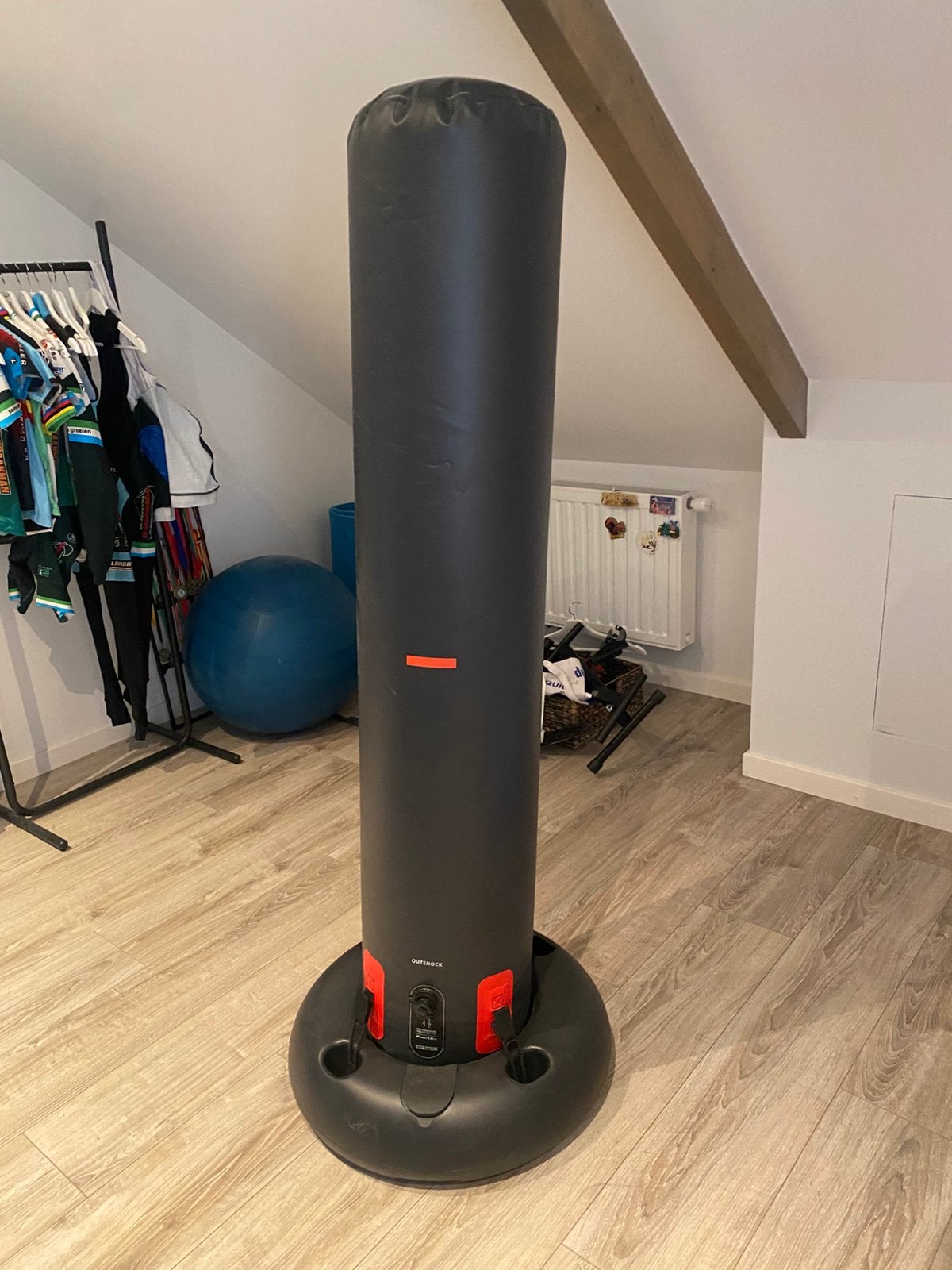 Boxpaal opblaasbaar outshock zwart/grijs, Sport en Fitness, Ophalen, Zo goed als nieuw, Boksbal