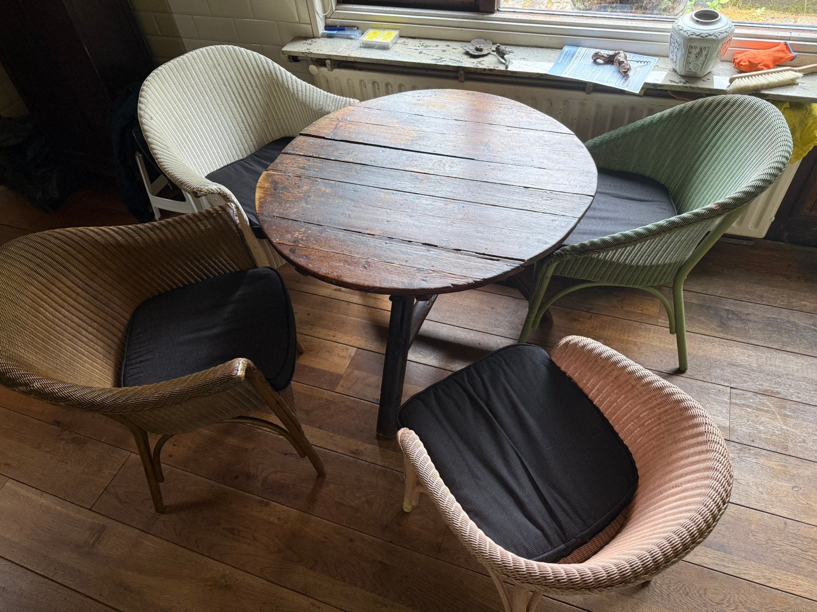 Antieke tafel met 4 Lloyd Loom stoelen, Ophalen