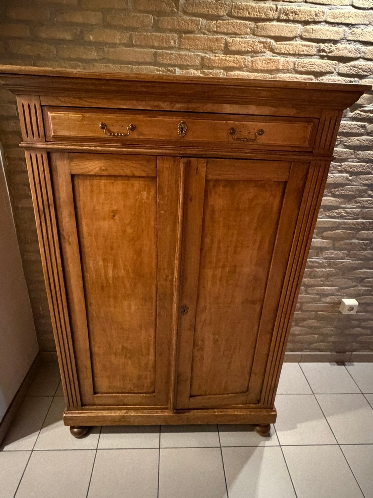 Belle armoire à deux portes en bois massif, Antiquités & Art, Enlèvement