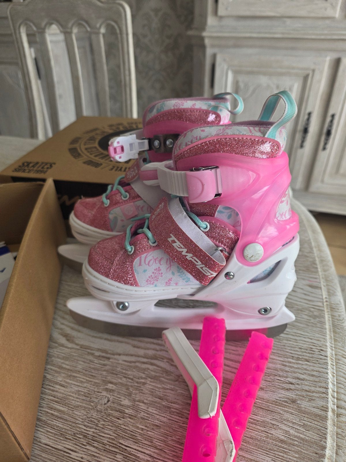 Schaatsen meisje, maat 30-33, bijna nieuwstaat + beschermers, Sport en Fitness, Schaatsen, Ophalen, Zo goed als nieuw