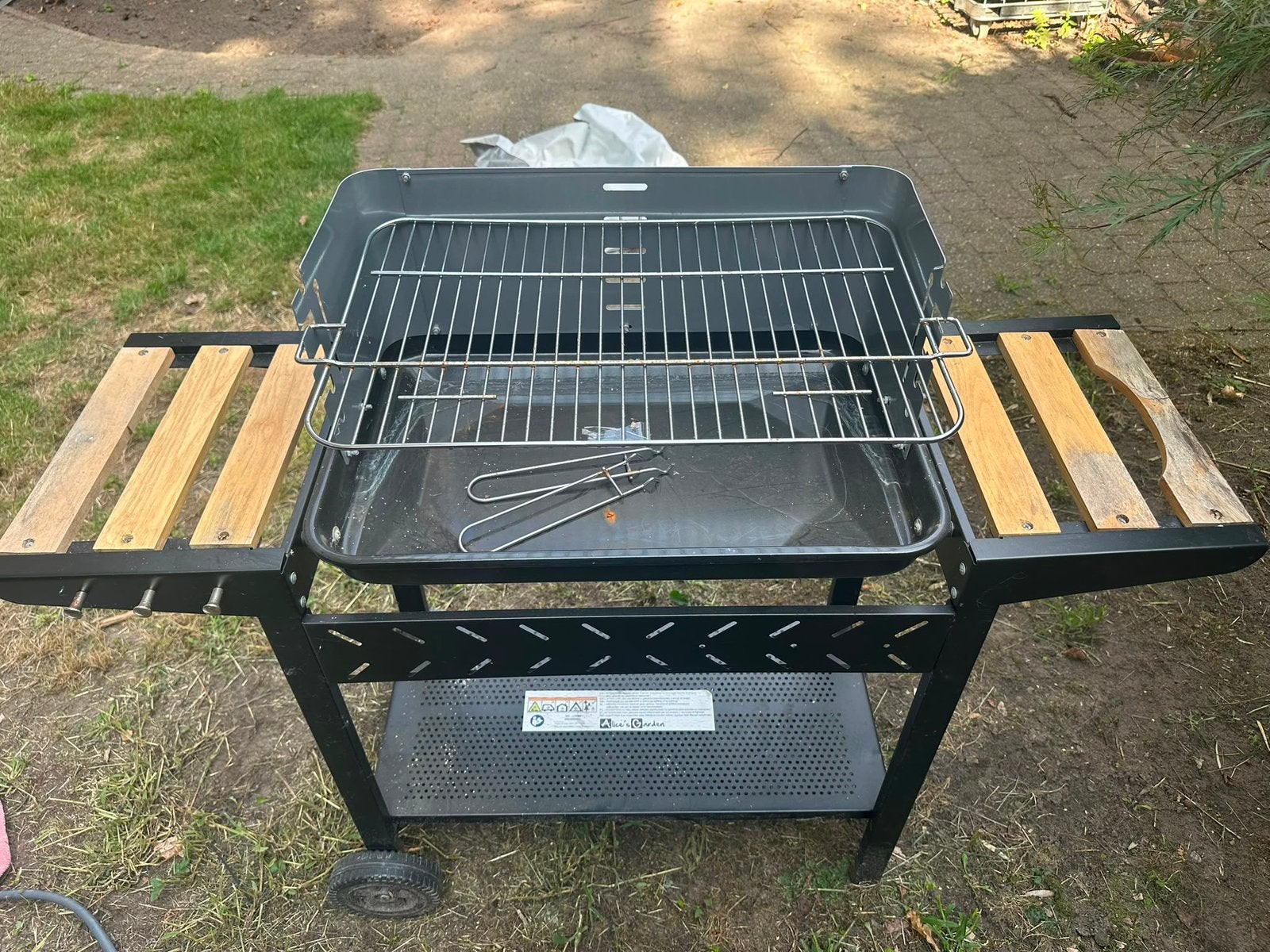 Barbecue / houtskool BBQ op wielen – nooit gebruikt, Ophalen, Zo goed als nieuw