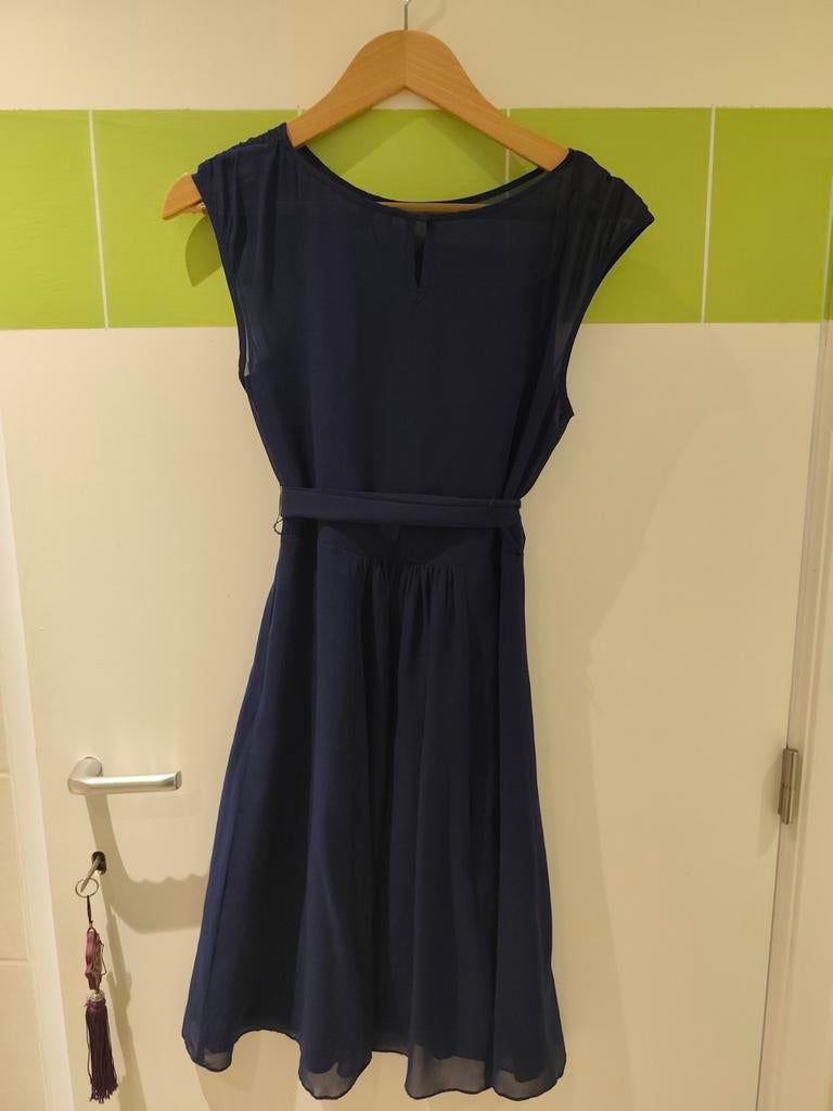 Jolie robe en soie entièrement doublée zip invisible.123.  M, Ophalen of Verzenden