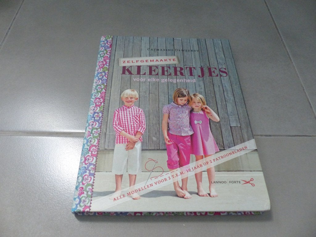 Boek zelfgemaakte kinderkleertjes, Ophalen of Verzenden, Zo goed als nieuw
