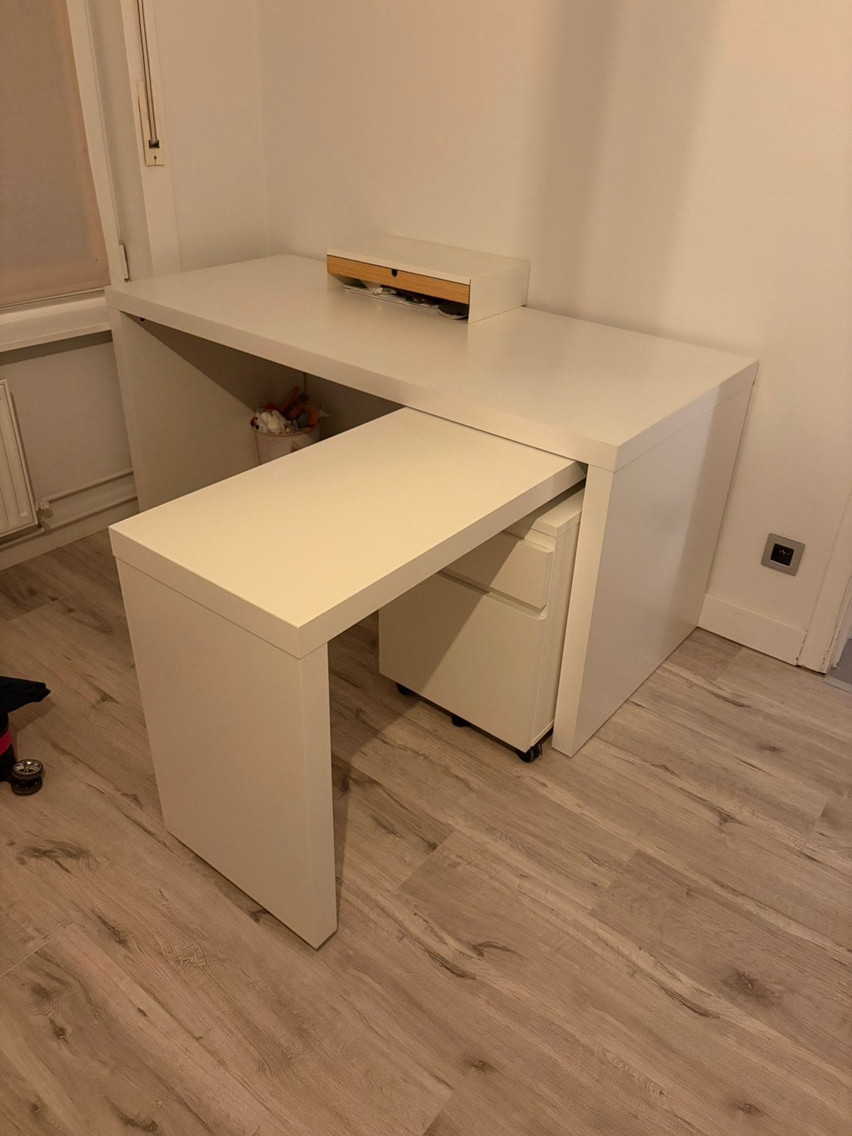 Moderne witte bureau, Ophalen